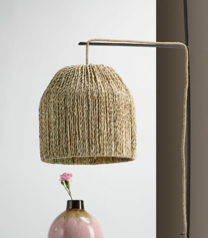 Lampe applique “Bona ” de la marque Homata vendu avec son support en métal noir.