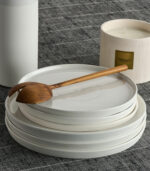 Assiette blanche en ceramique au design épuré et moderne