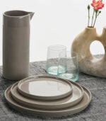 Assiette grise en ceramique au design épuré et moderne