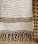 Magnifique housse de coussin ecru-beige fait à partir de coton recyclé, comme tous les tapis et les poufs de la marque Nunamae. Il est extrêmement confortable et doux.