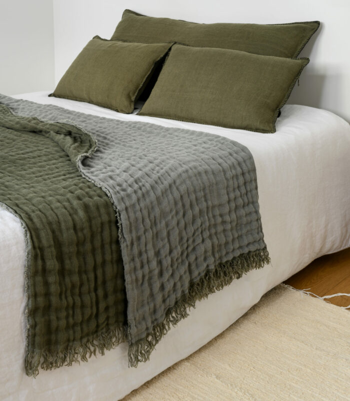 Plaid canapé ou jeté de lit en lin et coton. Il est bicolore (deux faces), chaque face est unie ( gris et kaki)