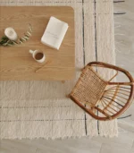 Magnifique tapis aux lignes sobres et élegantes à la fois. Les teintes sont naturelles et rendent le produit unique. Ce tapis a été conçu à la main à partir de coton et fibres recyclés.
