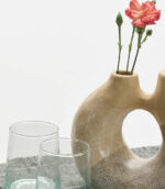 Vase à double ouverture beige, rose et taupe. Il est original, design et parfait pour une composition de fleurs ou d’herbes séchées.