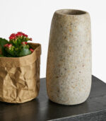 Vase décoratif à base de bouteille d'eau, de copeau de bois et de papier mâché