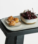 Magnifique assiette Collection Merci N°3 de Serax en grès émaillé blanc cassé et inspirée du service “American Modern Dinnerware” et du célèbre bento japonais.