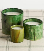 Bougie en céramique artisanale caractérisée par des irrégularités au niveau de la forme et parfois de la couleur.Parfum menthe et thé vert