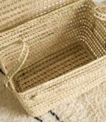 Très belle malle en feuilles de palmier naturelles tressées avec poignées et boutons de fermeture.