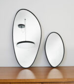Petit miroir créé par Marie Michielssen pour Serax de forme organique avec son bord noir