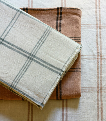 Nappe à carreaux avec finition frangée et délavage vintage . Cette nappe apporte une touche tendance et décorative à votre table.