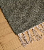 Magnifique tapis "Lucas" kaki, aux lignes sobres et élegantes à la fois. Les teintes sont naturelles et rendent le produit unique. Ce tapis a été fabriqué à la main à partir de coton et fibres recyclés par Nunamaé au Portugal