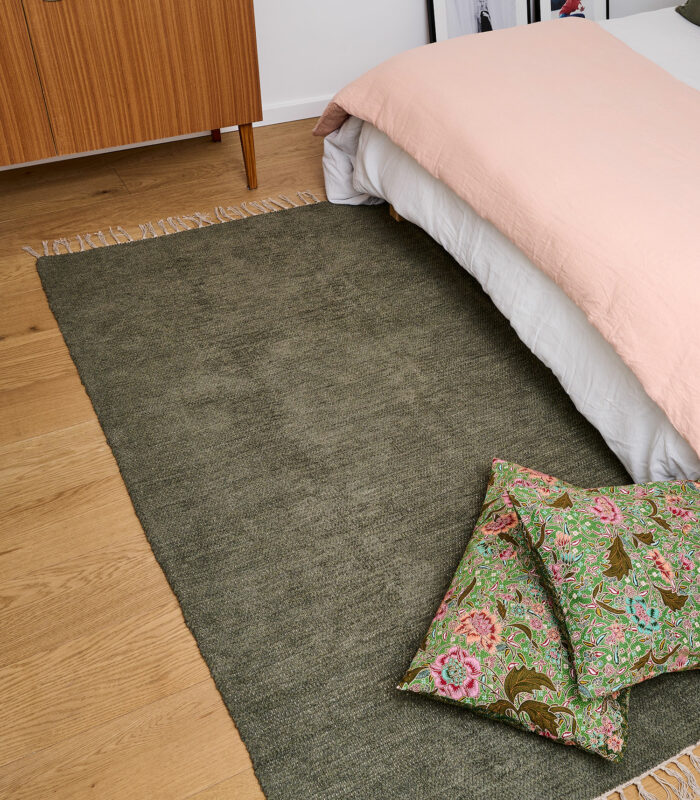 Magnifique tapis "Lucas" kaki, aux lignes sobres et élegantes à la fois. Les teintes sont naturelles et rendent le produit unique. Ce tapis a été fabriqué à la main à partir de coton et fibres recyclés par Nunamaé au Portugal
