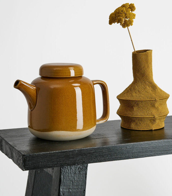 Théière fabriquée dans une poterie familiale à Hanoi au Vietnam à partir de céramique issue de sources durables et traitée avec un vernis sans matière toxique.