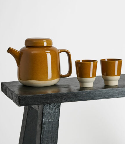 Théière marron et beige fabriquée dans une poterie familiale à Hanoi au Vietnam à partir de céramique issue de sources durables et traitée avec un vernis sans matière toxique.