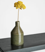 Petit vase kaki original et design en grès émaillé parfait pour une composition de fleurs ou d’herbes séchées.
