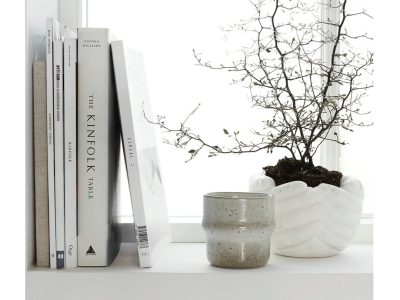 Mug gris collection “lake” de la marque danoise House Doctor. Son aspect rustique et irrégulier en céramique émaillée donnera le ton de votre table.