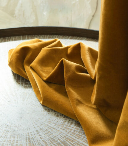 Rideau en velours de la gamme Delhi  par Harmony- Haomy . Sobre et élégant, il apportera une touche "cosy" à votre intérieur.