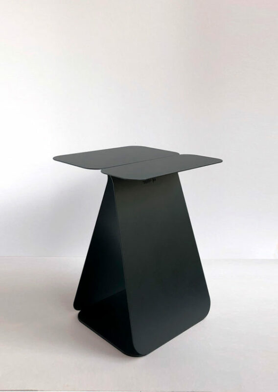 table de chevet Melle Jo en metal noir assymétrique
