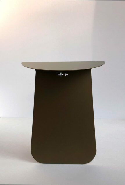 table de chevet Melle Jo en metal noir assymétrique ronde