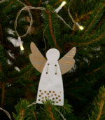 Petit ange gardien en porcelaine blanche, motif coeur et ailes en papier.Il est fixé à un cordon en métal doré.Objet poétique, il saura trouver sa place sur votre sapin de Noël.