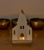 Bougeoir église en bois composé d’un support pour deux bougies chauffe-plat et d’une église en biscuit de porcelaine blanche. Il diffuse une lumière douce et donne une touche de poésie à votre intérieur.
