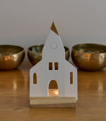 Bougeoir église en bois composé d’un support pour deux bougies chauffe-plat et d’une église en biscuit de porcelaine blanche. Il diffuse une lumière douce et donne une touche de poésie à votre intérieur.
