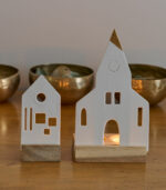 Bougeoir en bois composé d’un support pour deux bougies chauffe-plat et d’une église en biscuit de porcelaine blanche. Il diffuse une lumière douce et donne une touche de poésie à votre intérieur.