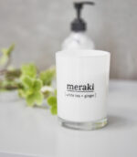 Bougie parfumée de la marque Meraki au doux mélange de thé blanc et de gingembre. Ambiance douce et et odeur rafraîchissante.