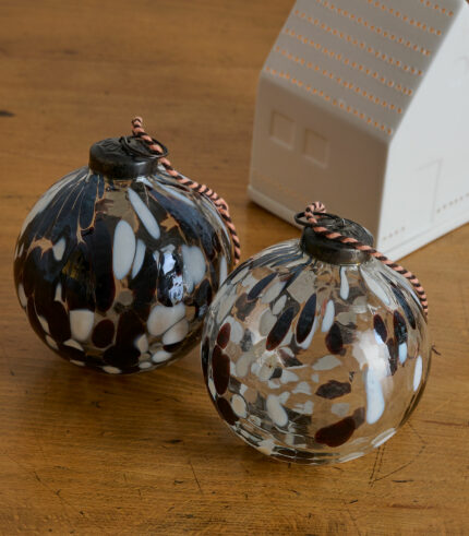 Boule de Noël en verre moucheté marron, fabriqué artisanalement . idéal pour votre sapin de Noël !