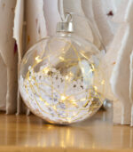 Sublimez votre décoration de Noël avec cette magnifique boule de Noël en verre remplie de paillettes argentées et d’une guirlande LED à l’intérieur. Message “Merry Christmas” sur la boule en verre