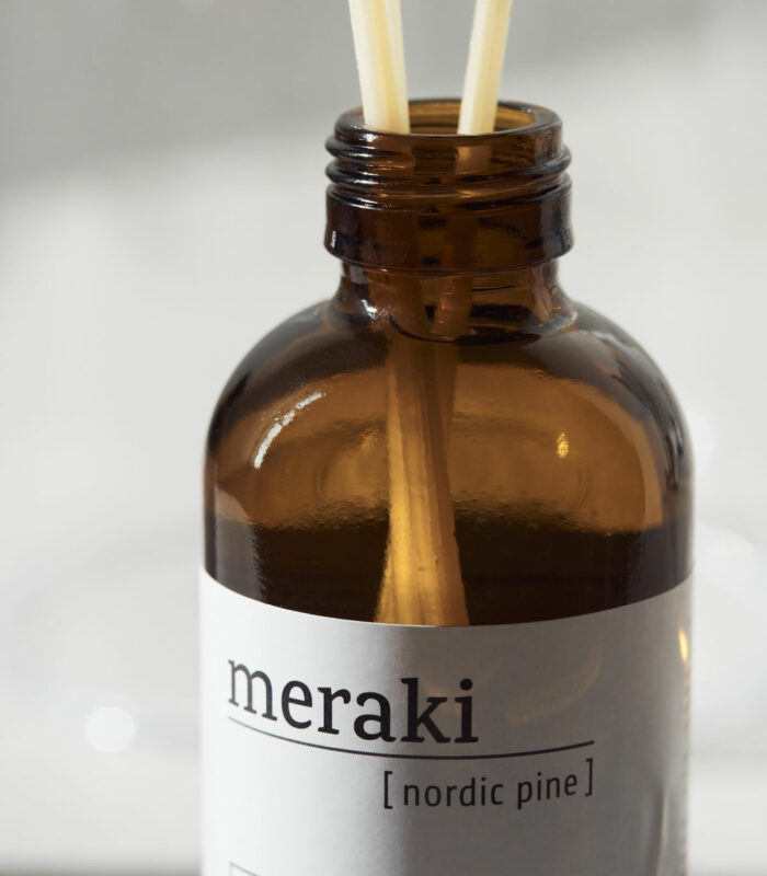 Créez une atmosphère olfactive chez vous grâce aux diffuseurs de pafum de la marque Meraki. Il est composé de 7 bâtonnets qui diffusent une odeur douce et fraiche de Pin Nordique.
