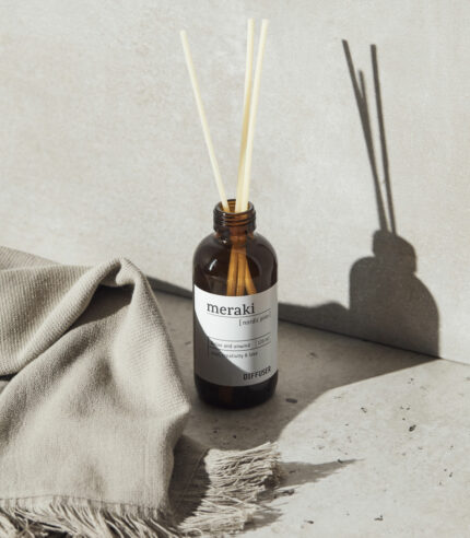 Créez une atmosphère olfactive chez vous grâce aux diffuseurs de pafum de la marque Meraki. Il est composé de 7 bâtonnets qui diffusent une odeur douce et fraiche de Pin Nordique.