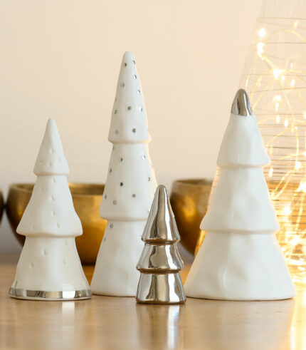 Forêt de sapin de différentes tailles en porcelaine Blanche et dorée. Univers doux et poétique, idéal pour vos futures décorations de Noël.