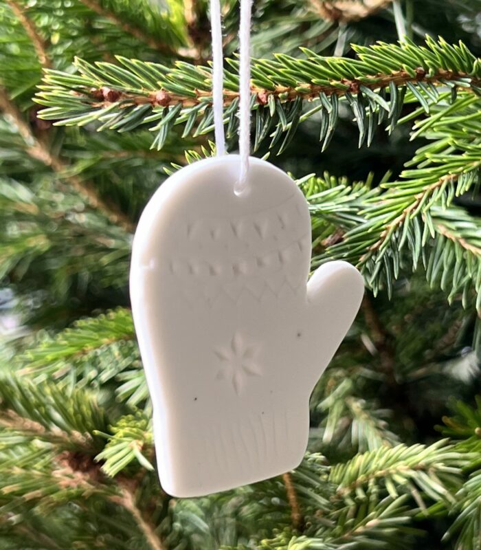 Suspension gant en porcelaine blanche matte à suspendre ou à poser sur votre table de Noël.