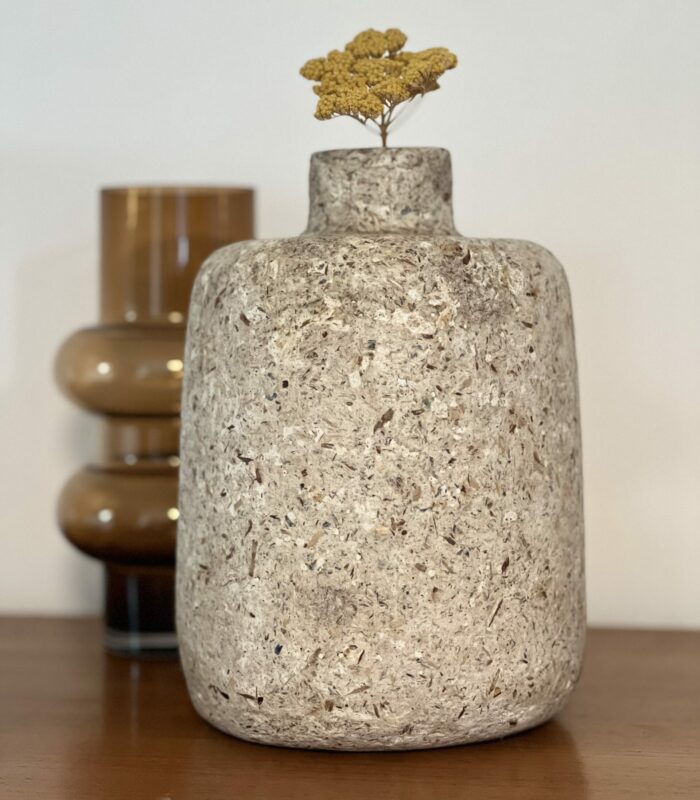 Vase décoratif, fabriqué à la main, à partir de matériaux recyclés . A base de bouteilles d’eau, pâte à papier et copeaux de bois.