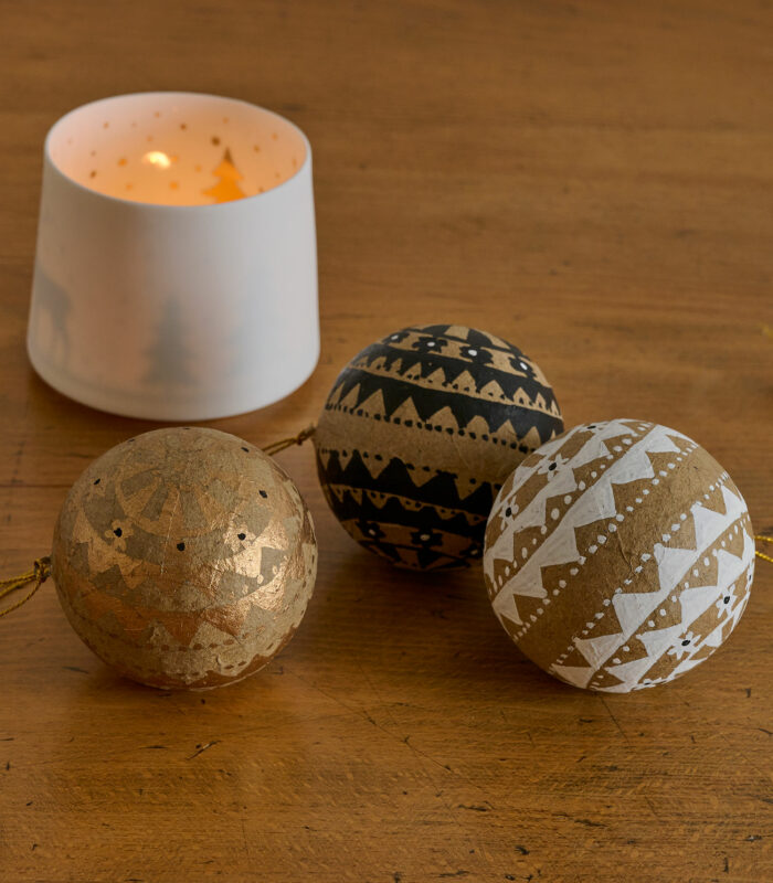 Décoration naturelle et authentique de votre sapin de Noël avec ce lot de 3 boules en papier mâché. Elles sont fabriquées à la main artisanalement avec des matériaux recyclés, la couleur et la forme peuvent ainsi varier.