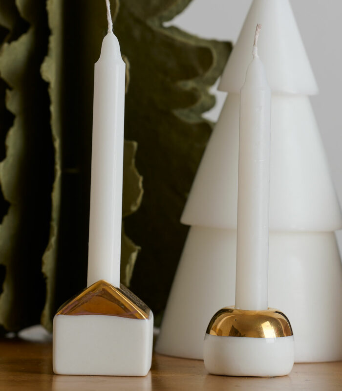 Petit bougeoir rond en porcelaine blanche et doré. Il apporte une subtile touche de décoration scandinave dans votre intérieur.