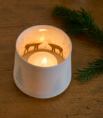 Photophore en porcelaine blanche avec motifs “Cerfs” à l’intérieur. Il diffuse une lumière douce et donne une touche de poésie à votre intérieur. Parfait pour votre décoration des fêtes de fin d’année.