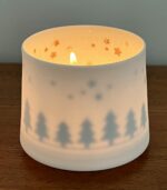 Photophore en porcelaine blanche avec motifs “Sapin” à l’intérieur. Il diffuse une lumière douce et donne une touche de poésie à votre intérieur. Parfait pour votre décoration des fêtes de fin d’année.