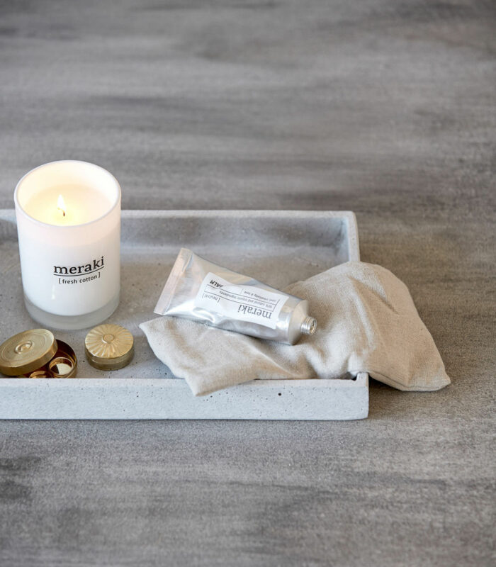 Plateau gris en poudre de pierre de la marque meraki. Idéal pour ranger vos produits de beauté dans votre salle de bain ou vos produits d’entretien sur le plan de travail de votre cuisine.