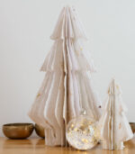Sapins de noël en papier mâché beige petale de fleur hauteur 43 cm à poser pour une décoration de noël naturelle. Mixez les tailles et les couleurs pour créer une ambiance féérique pendant les fêtes de fin d’année.