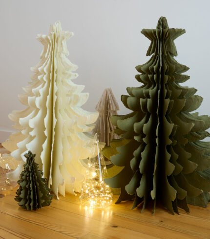 Sapins de noël en papier mâché kaki hauteur 76 cm à poser pour une décoration de noël naturelle. Mixez les tailles et les couleurs pour créer une ambiance féérique pendant les fêtes de fin d’année.