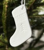 Suspension chaussette en porcelaine blanche matte à suspendre ou à poser sur votre table de Noël.