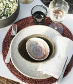 Assiette grise collection “lake” de la marque danoise House Doctor. Son aspect rustique et irrégulier en céramique émaillée donnera le ton de votre table.