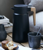 Carafe isotherme noire “Cole” de la marque House Doctor, idéale pour garder votre café ou votre thé bien chaud! Intérieur en acier inoxydable, exterieur mat avec une poignée en bois, son design est minimaliste et chic.