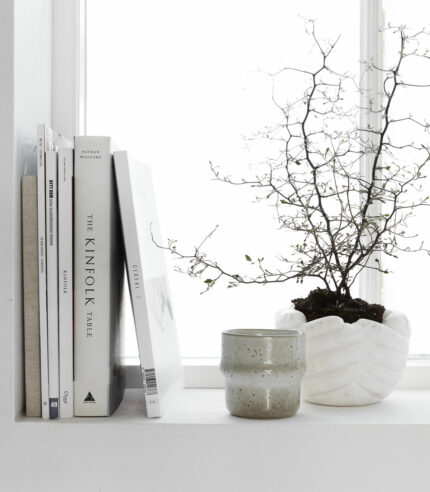 Mug gris collection “lake” de la marque danoise House Doctor. Son aspect rustique et irrégulier en céramique émaillée donnera le ton de votre table.