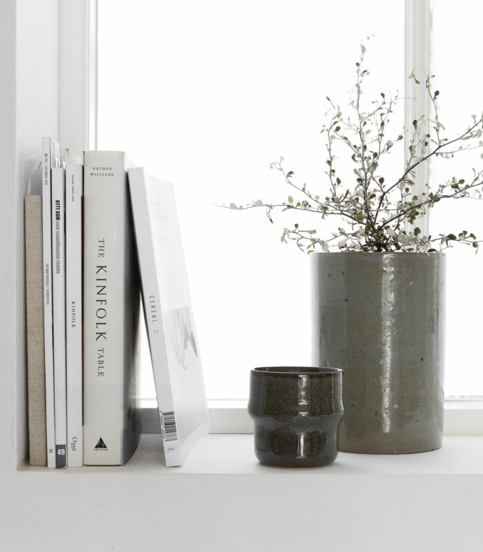 Mug vert collection “lake” de la marque danoise House Doctor. Son aspect rustique et irrégulier en céramique émaillée donnera le ton de votre table.