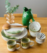 Nouvelle gamme de vaisselle en grès par Madam Stoltz. Mélange chic de blanc, vert et naturel pour une table élégante et sobre. Assiettes, bols et mugs disponibles sur notre e-shop.