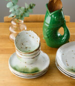 Assiette la nouvelle gamme de vaisselle en grès par Madam Stoltz. Mélange chic de blanc, vert et naturel pour une table élégante et sobre. Bols et mugs disponibles sur notre e-shop.