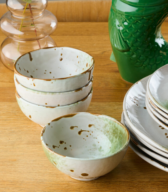 Petit bol de la nouvelle gamme de vaisselle en grès par Madam Stoltz. Mélange chic de blanc, vert et naturel pour une table élégante et sobre. Assiettes et mugs disponible sur notre e-shop.