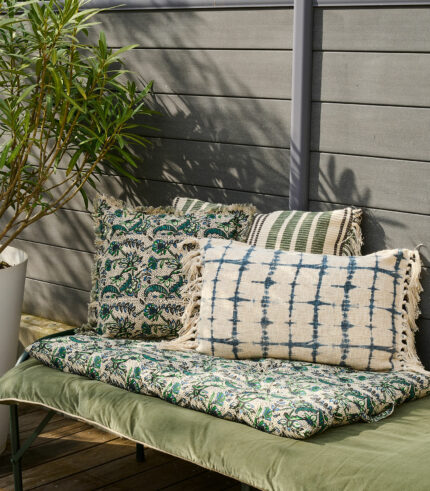 Housse de coussin banc cassé et marine en coton imprimé inspirée de la technique originale de teinture par nœuds Shibori ou encore appelée tie and dye. La housse a une surface tissée structurée qui, en combinaison avec l’imprimé, donne au coussin une expression vivante.